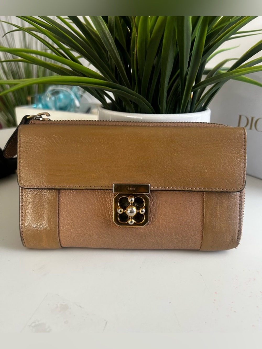 Chloé Elsie Long Zip Wallet Turnlock in Tan Pebbled Leather